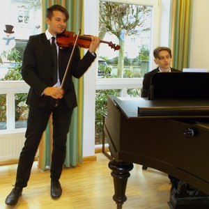 Für Weihnachtliche Stimmung sorgen Taraz Zdanyk an der Geige und Yuriy Kozar am Klavier. Foto: Alexanderstift
